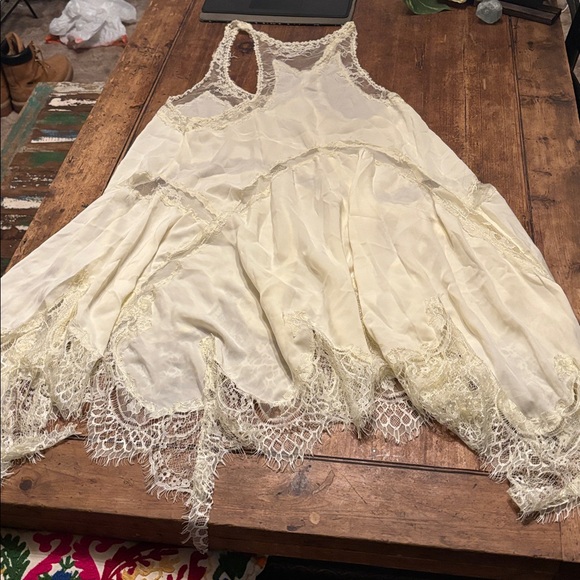 Gorgeous yellowish white lace slip dress - Picture 11 of 11